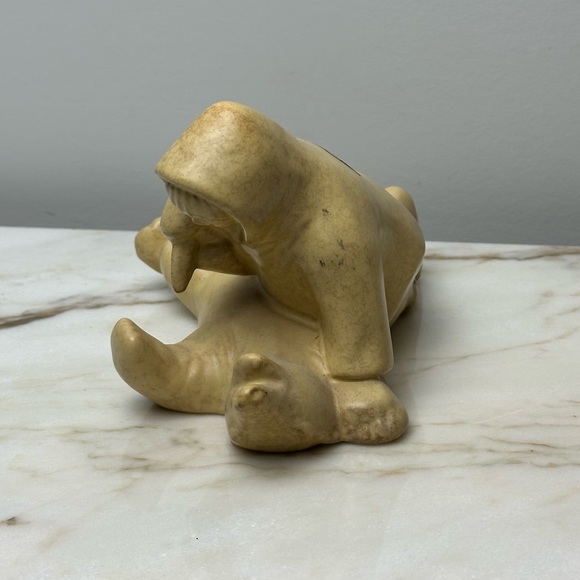 Vintage Beige Hollow Hunter Sculpture - Picture 12 of 12